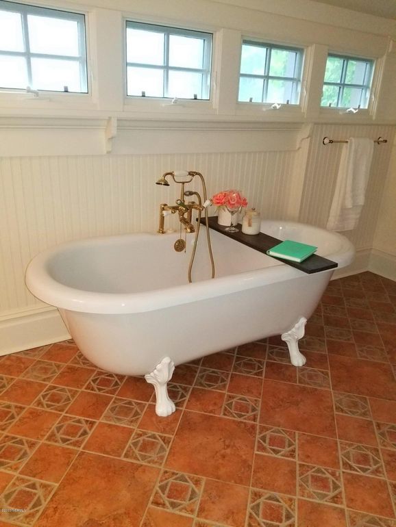 Master bath tub